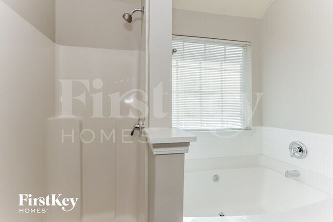 Building Photo - 2721 S Hills