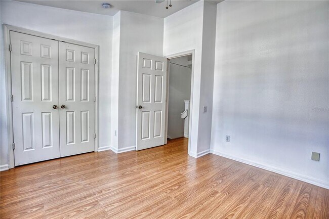 Building Photo - 1050 Vineland Pl