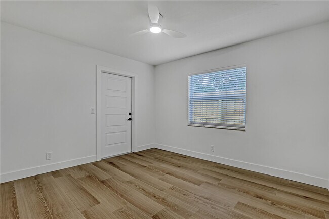 Building Photo - 416 W Mango St