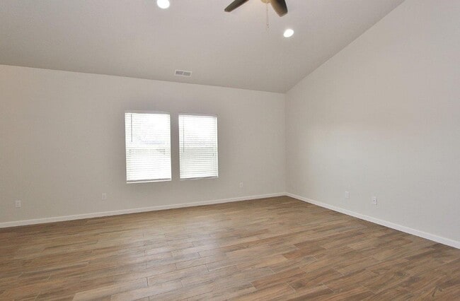 Building Photo - Spacious Home In A Beautiful Neighborhood!