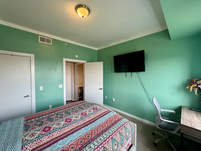 Building Photo - One Bedroom Furnished Condo in Uptown Char...