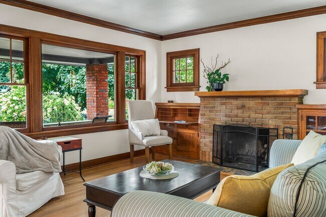Building Photo - 3 Bed 2 Bath South Hill Spokane home offering all the updates..
