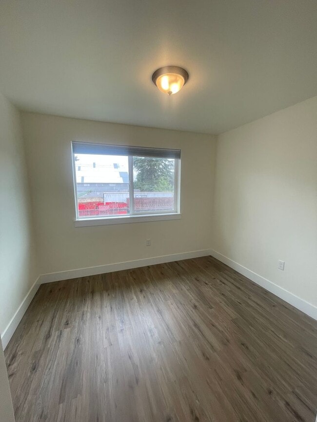 Building Photo - Stunning Modern Three Bedroom Duplex in Le...
