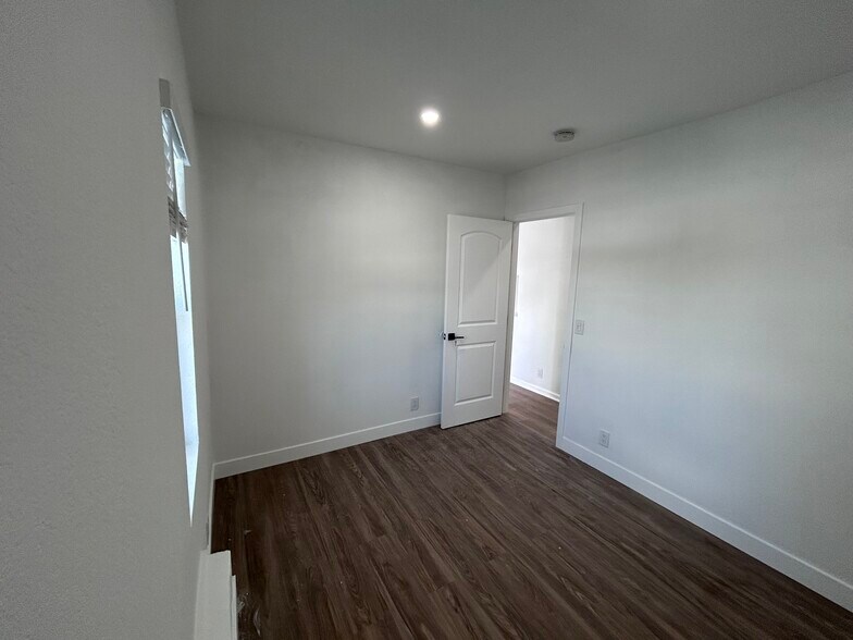 Building Photo - 1211 Atwood Pl