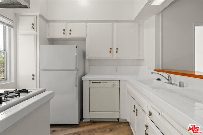 Building Photo - 10657 Holman Ave