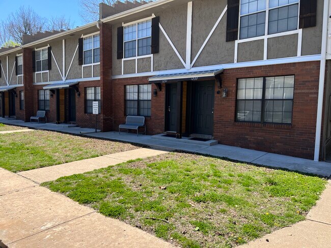 Building Photo - 1220 Apple Glen St