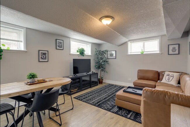 Building Photo - Updated 2BD, 1BA Half-Duplex in North Park...