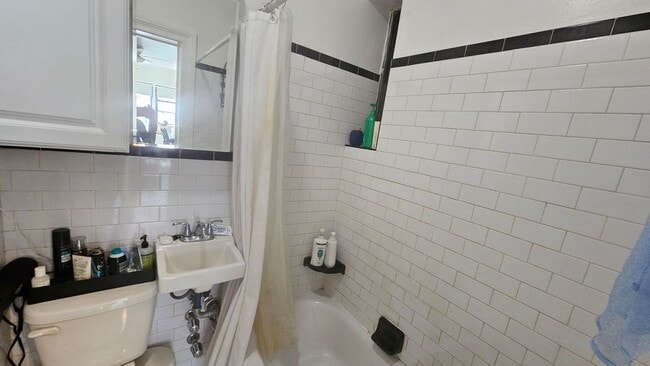 Building Photo - 403 E 73rd St