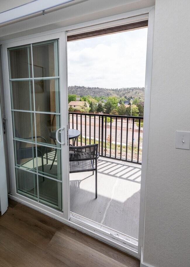 Building Photo - 1 Bed Luxury Apartment near Garden of the Gods