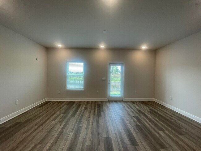 Building Photo - 328 Callie Dr