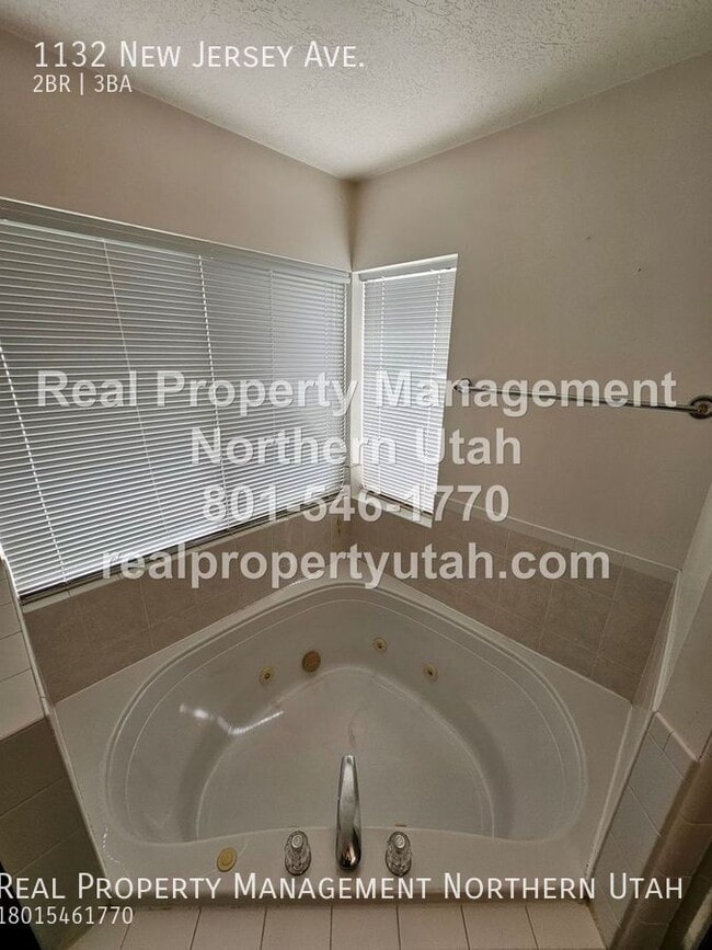 Building Photo - 1132 150 W