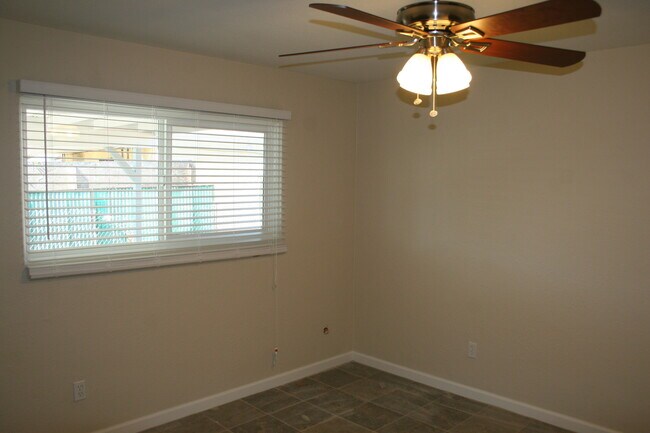 Building Photo - 525 Goodman St