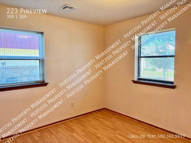 Building Photo - 223 Pineview-