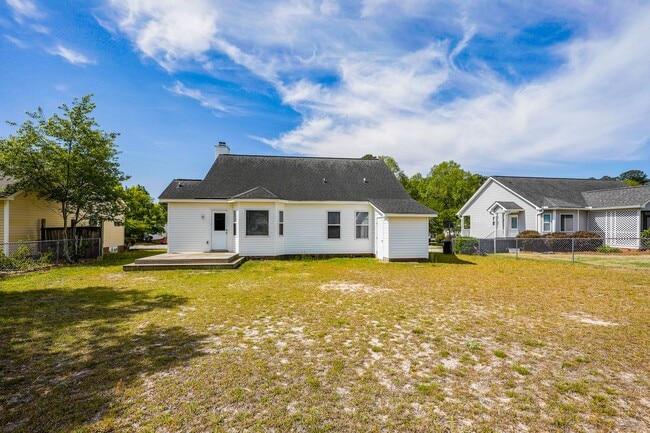 Building Photo - Refined 3-Bedroom Home with New LVP Flooring in Prime West Columbia Location!