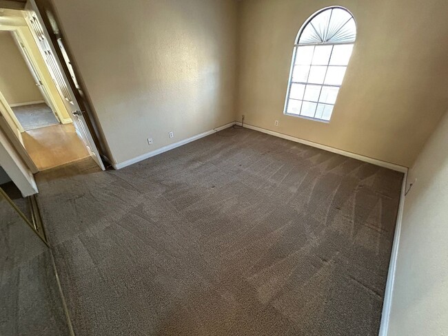 Building Photo - ***SPRING SPECIAL DEAL!! $600 OFF FIRST MONTHS RENT IF MOVED IN 2 WEEKS!!***  CHARMING EAST LAS V...