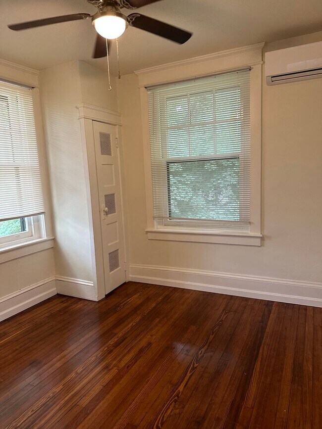 Building Photo - 1722 W Market St