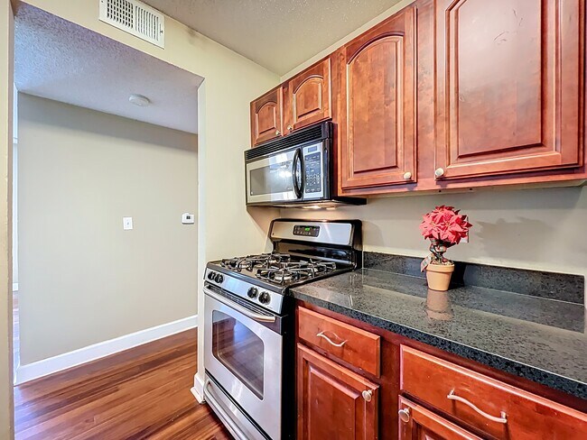 Building Photo - 2065 Dixie Belle Dr