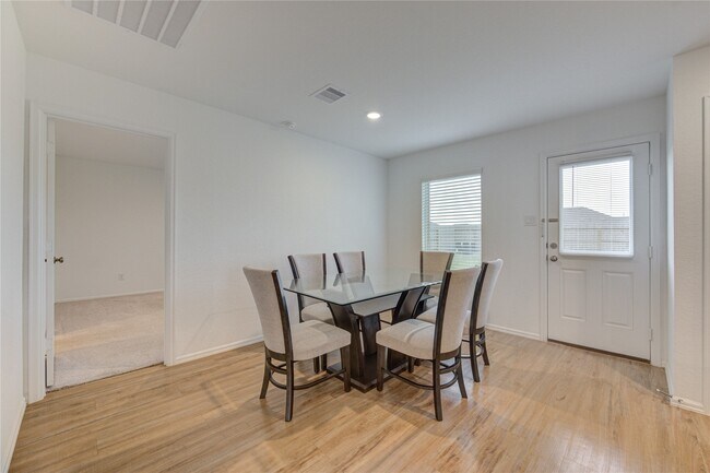Building Photo - 3110-3110 Spanish Oak Ln