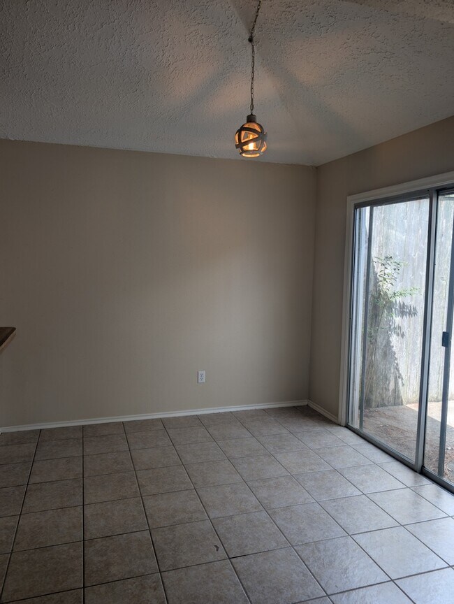 Building Photo - Charming 2 beds 2 baths in Spring!
