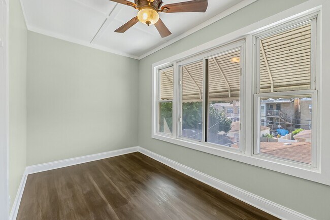 Building Photo - 5742 N Francisco Ave