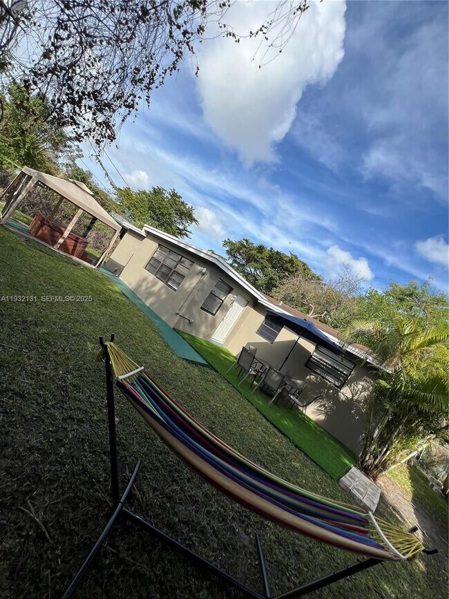 Building Photo - 4731 SW 25th Ave