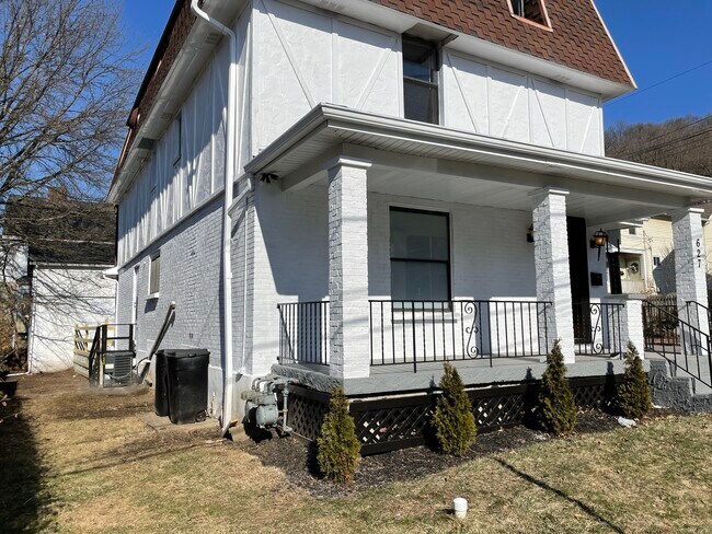 Building Photo - 627 Fountain St