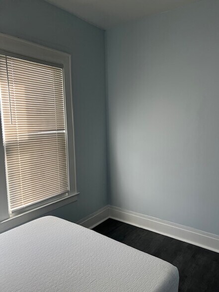 Building Photo - 301 Maple St