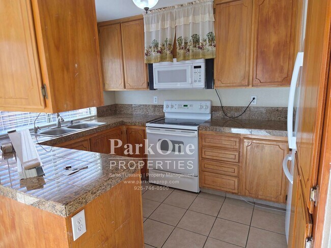 Building Photo - 384 Grovewood Loop N