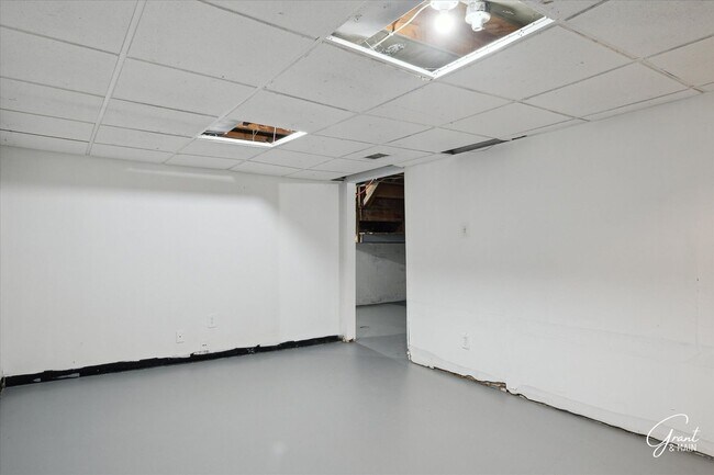 Building Photo - $1300 3 bedroom