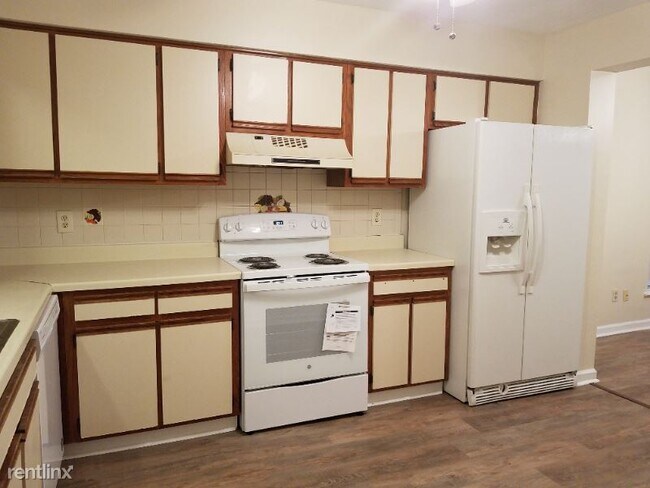Building Photo - 5091 Village Green Way