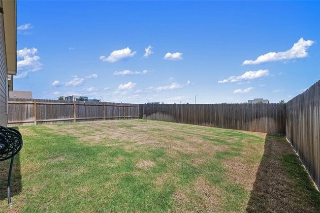 Building Photo - Spacious 3-Bedroom 2 bath with Private Bac...