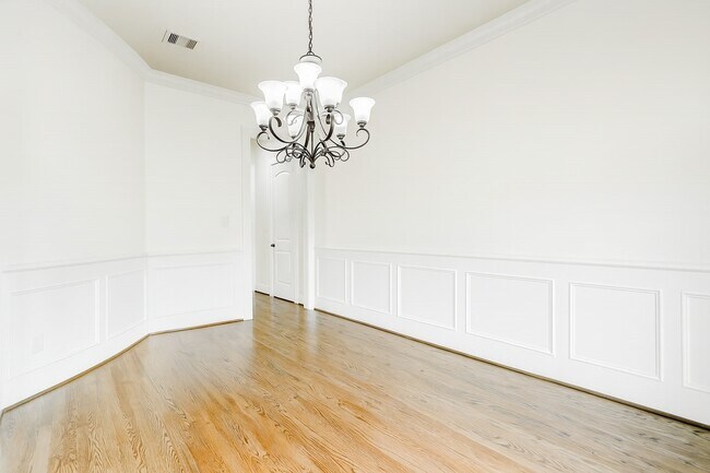 Building Photo - 1418 Du Barry Ln