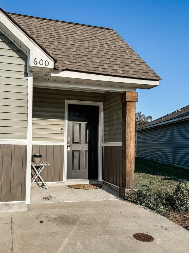 Building Photo - NEW 3 Bedroom House for Lease in Gonzales