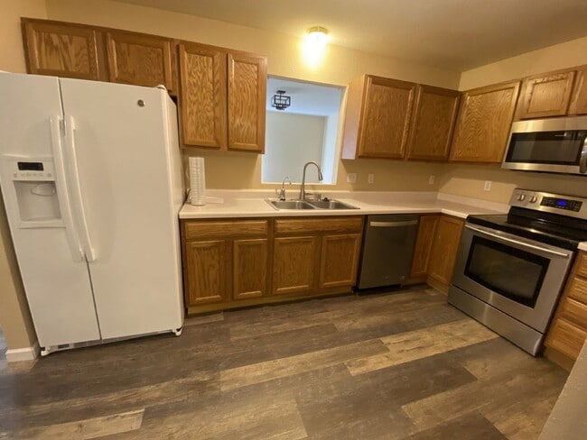 Building Photo - Excellent 3 bedroom with 2.5 bath with a b...