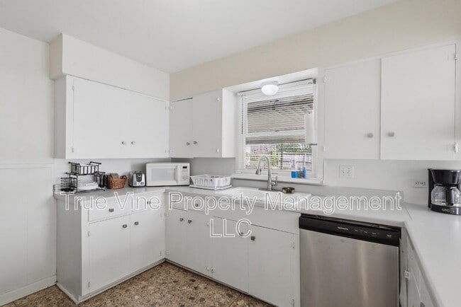 Building Photo - 2423 W Gramercy Pl