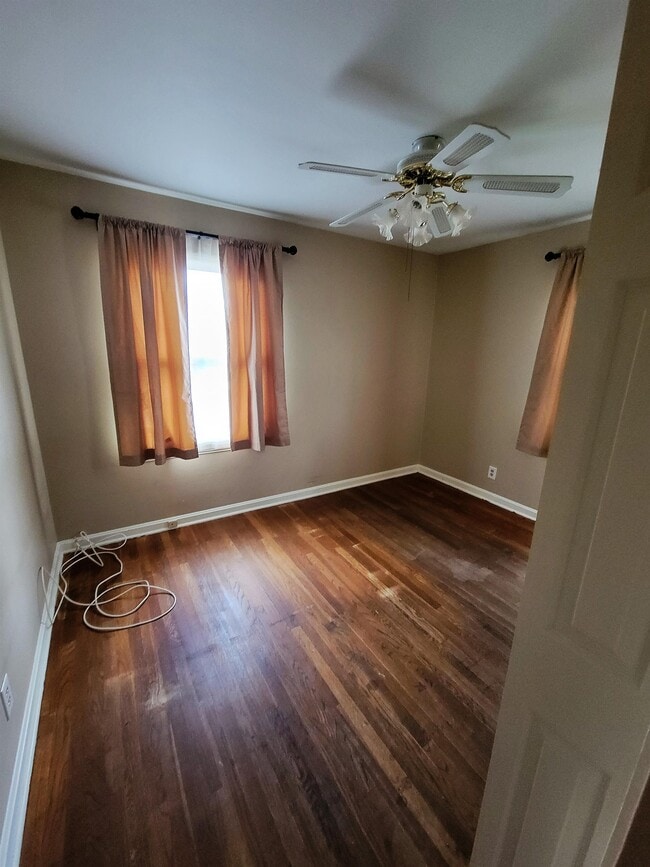 Building Photo - 8922 Schneider Ave