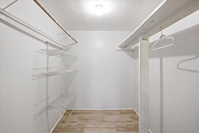 Building Photo - 4024 Collinwood Ave