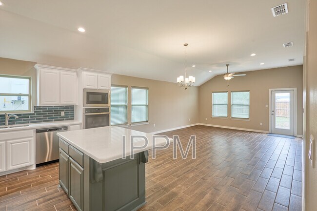 Building Photo - 2506 Cove Real Dr