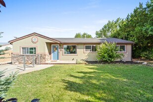 Building Photo - 1024 1st St