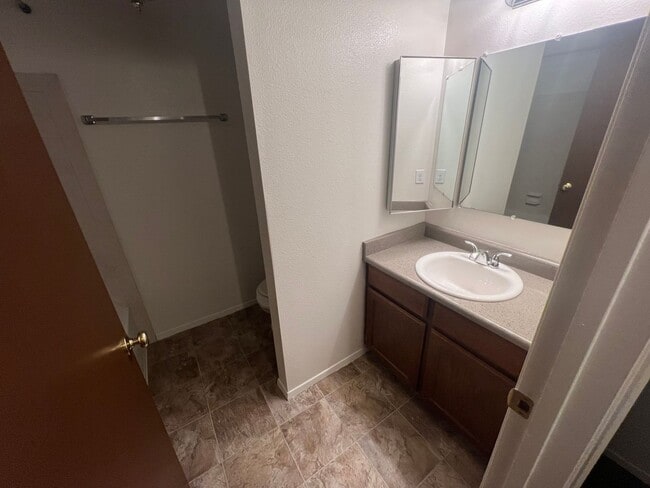 Building Photo - Spacious 2 bed/2 bath in Millcreek-**Move ...