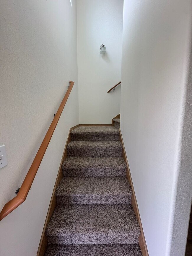Building Photo - 337-339 Tracy Court Monmouth, OR 97361