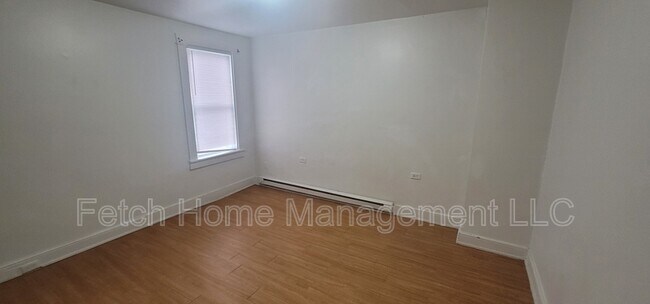 Building Photo - 438 E Strawberry St