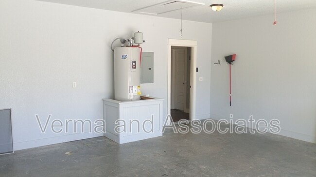 Building Photo - 1610 Sweetbriar Way