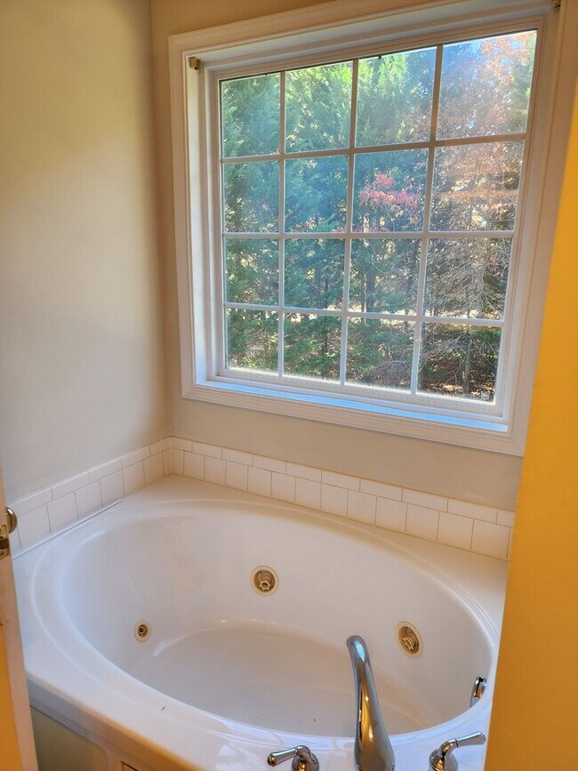 Building Photo - Beautiful 5 Bedroom Home in Watermill Subdivision!
