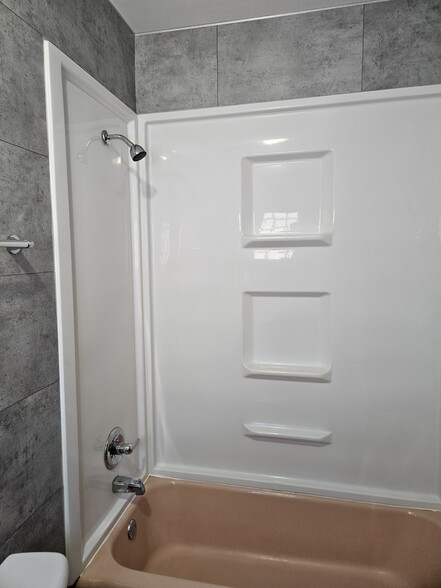 Tub Shower combo - 1106 W Wisconsin Ave