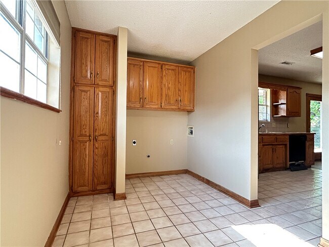 Building Photo - 2905 Falcon Rd