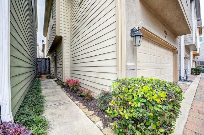 Building Photo - 2929 Clinton Dr
