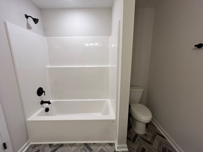 Building Photo - Discover this modern townhouse in Winnabow, NC,