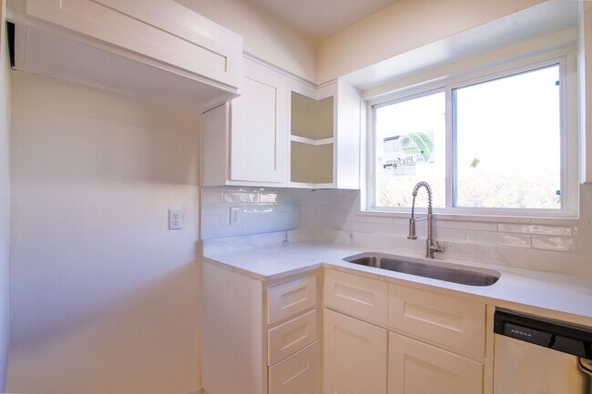 Building Photo - Beautiful 2-bedroom, 1-bathroom townhouse located in the vibrant city of El Paso