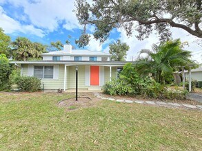 Building Photo - Close to Siesta Key Beach! 2 Bedroom Home